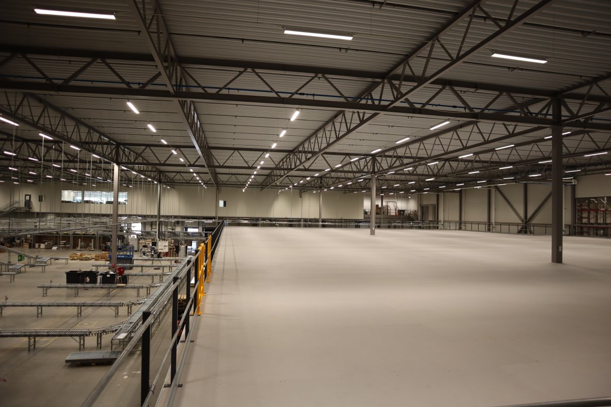 Nordic Nest entresolplan entresol i ett stort lager med översikt