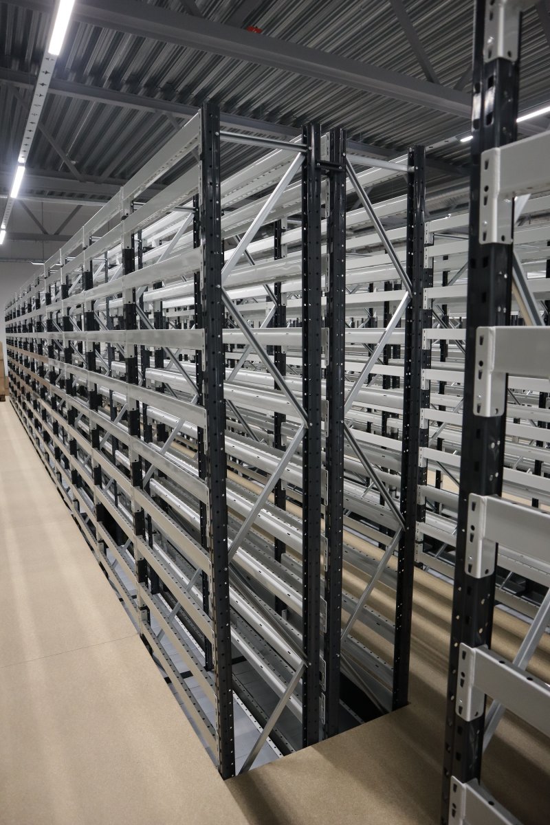 Hyllställsentresol hyllställsentresol silver och svarta detaljer